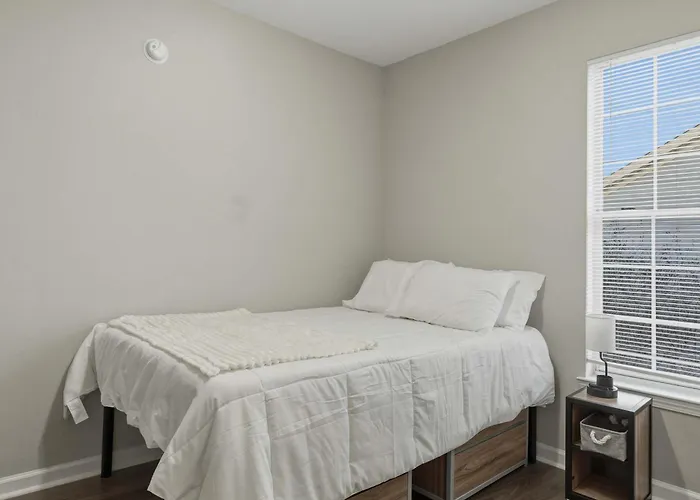 New Spacious Stay Close To Unc-P With Gym & Pool