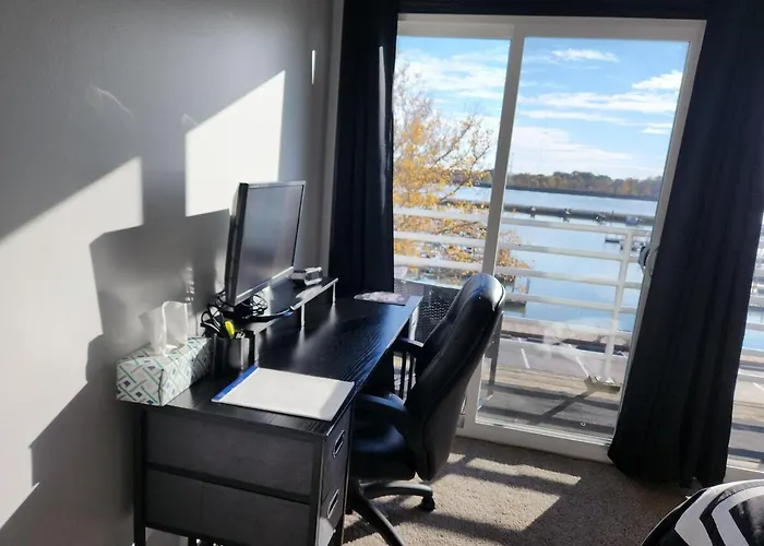 Port Clinton Paradise- Waterfront 2 Bedroom, Pool, Hot Tub, Sauna, Fire Pit