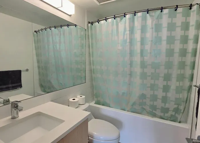 8 Mins To Fifa - High-Rise West End 1-Bed - Breathtaking Sea & Mountain Views