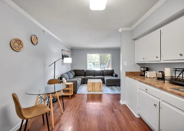 Chic Minimal Farmhouse 1 Bedroom Near Duke Hospital