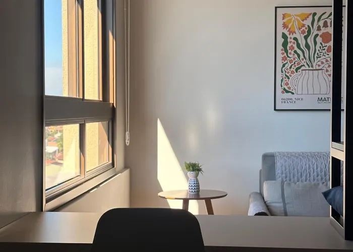 Studio moderno, perto de tudo com garagem e ar