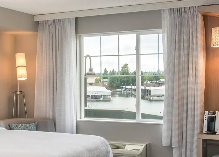 Courtyard By Marriott Portland North Hotel