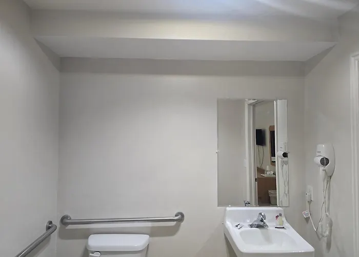 Economy Inn & Suites