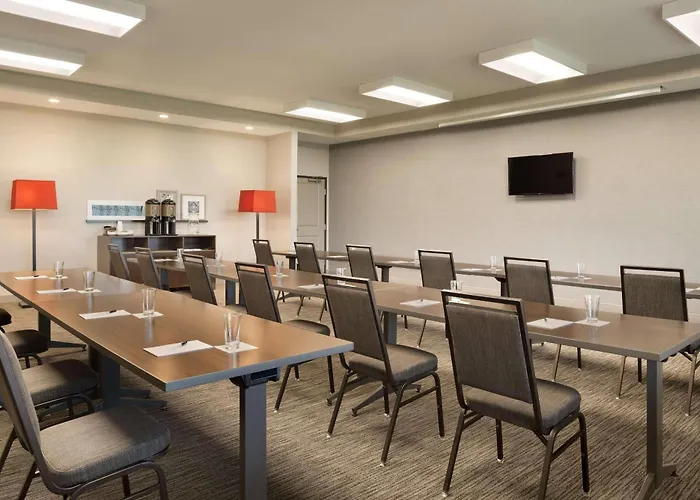 Country Inn & Suites By Radisson, Indianola, Ia