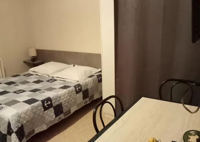 Hotel De La Gare Studios Du Breuil