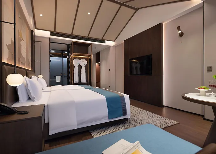 Phoenix Sky Pool Hotel-Newly Opened 2026 Free Pick-Up Service Rooftop Infinity Pool Kids Playground On-Site Cafe Near Fenghuang Scenic Area