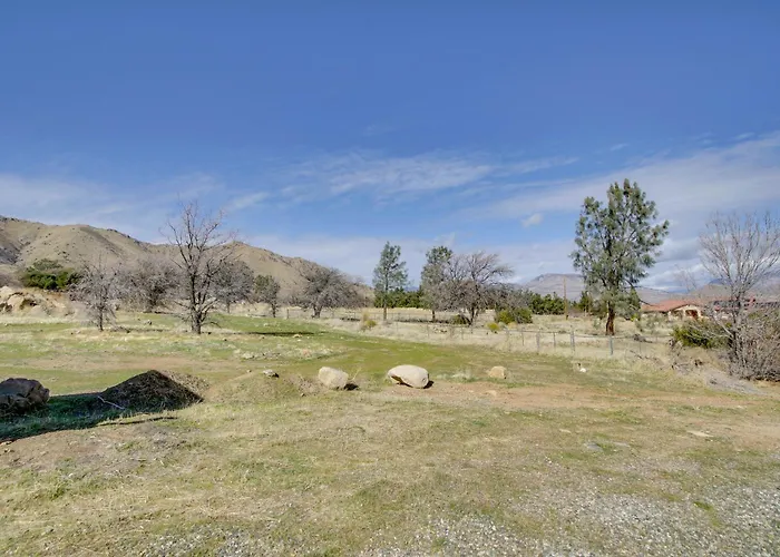 Lake & Mountain Views: Cozy California Stay