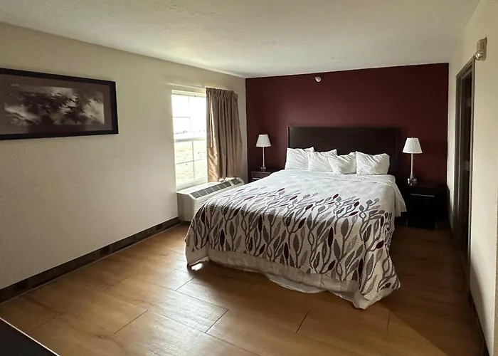 Econo Lodge Inn & Suites