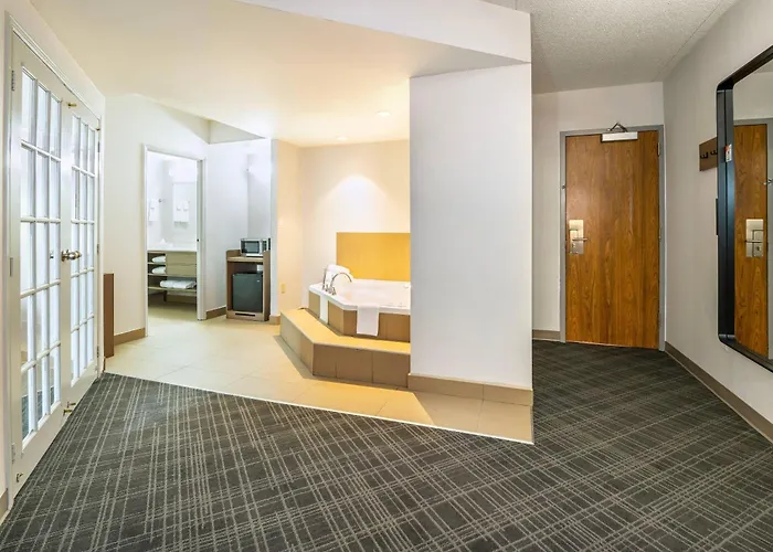 Comfort Inn & Suites Barrie - Highway 400