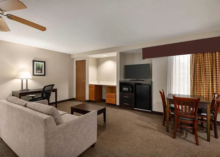 Baymont By Wyndham Rockford
