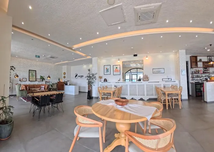 8 Rooms Hotel
