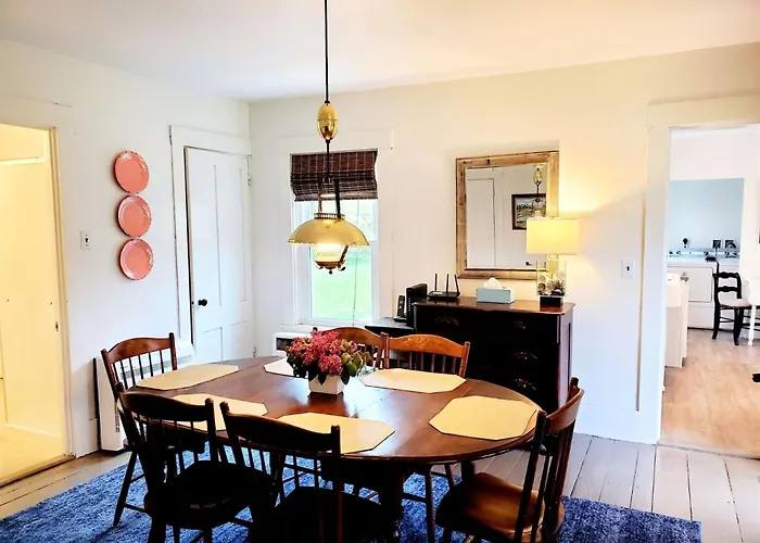 Charming Cape Cottage Steps From Bank St Beach