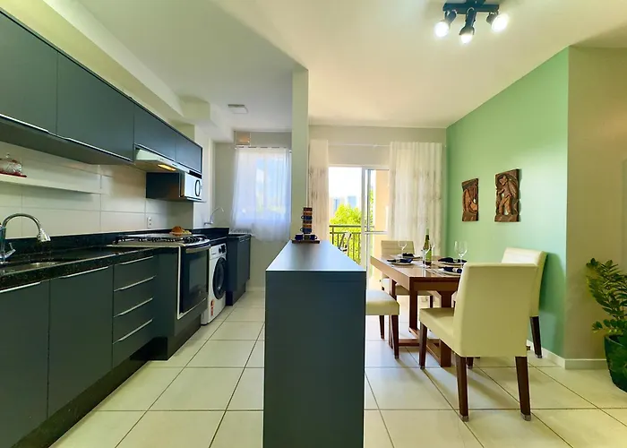 Aptos em Bal Piçarras a150m da PRAIA, dois quartos, sala de estar, COZINHA COMPLETA, SACADA com CHURRASQUEIRA, WI-FI, PISCINA, PORTARIA 24h, PLAYGROUND e QUADRA DE ESPORTES