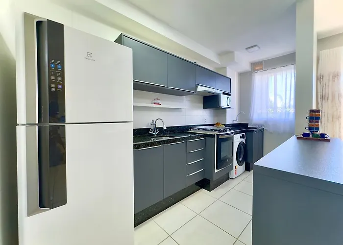 Aptos em Bal Piçarras a150m da PRAIA, dois quartos, sala de estar, COZINHA COMPLETA, SACADA com CHURRASQUEIRA, WI-FI, PISCINA, PORTARIA 24h, PLAYGROUND e QUADRA DE ESPORTES