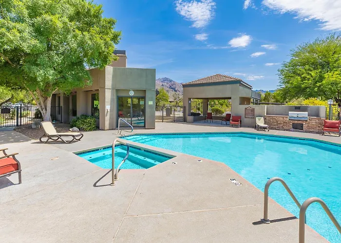 Spacious Tucson Retreat 3 King Beds Poolsspas, Mountain Views, Hikinggolf
