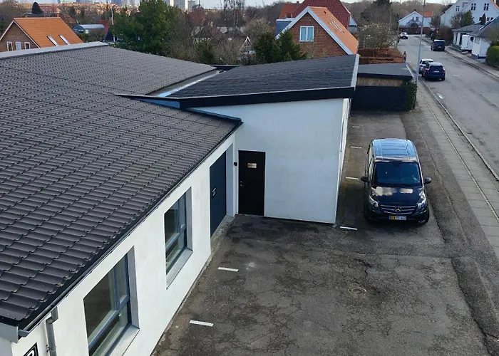 Modern & Homely Apartment - Free Parking