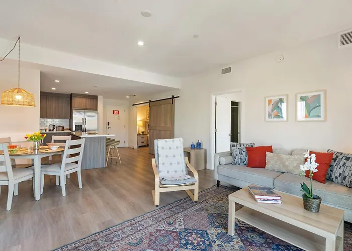 New Modern Condo Free Parking & High Speed Wifi