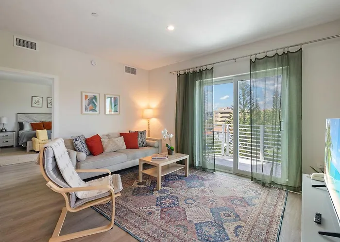 New Modern Condo Free Parking & High Speed Wifi