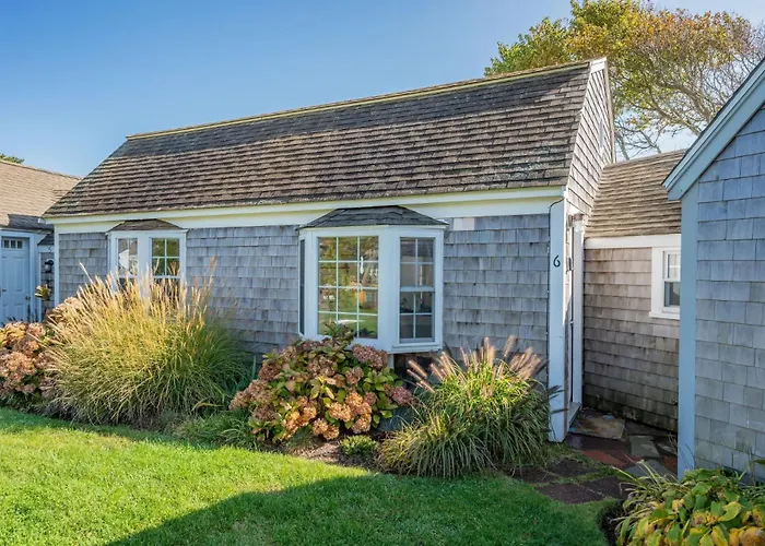 Serenity - Cozy Beachfront Charm Awaits