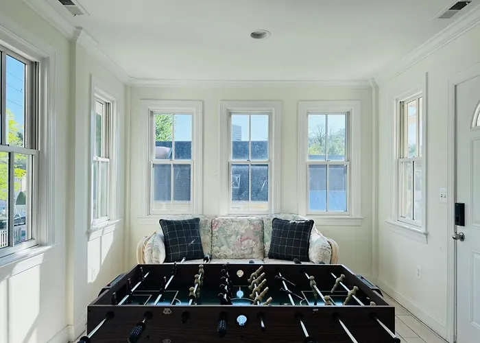 Entire Family-Friendly 4 Bedroom Cozy Unit , Metro Walk