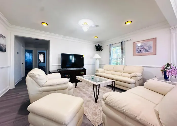 Entire Family-Friendly 4 Bedroom Cozy Unit , Metro Walk