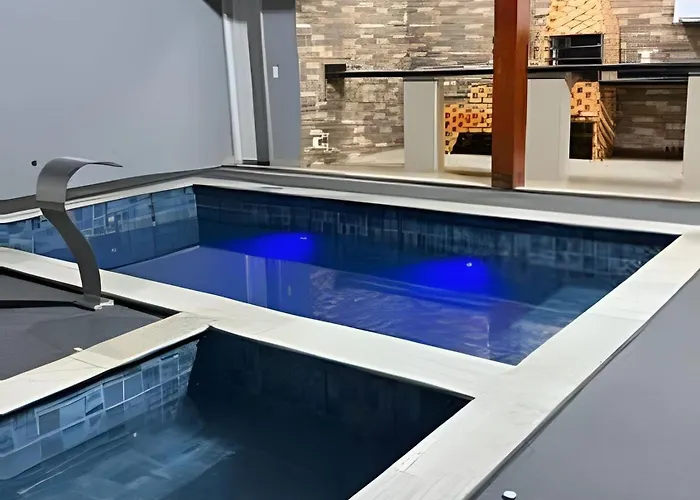 Casa Completa para temporada e hospedagem ótima localização, com piscina aquecida, churrasqueira em Uberaba, bairro Girassóis