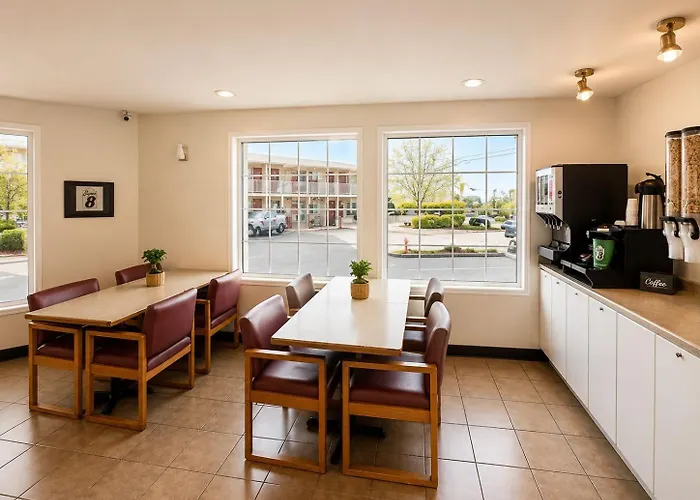Super 8 By Wyndham Lake Country/Winfield Area Airport North