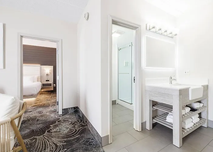 Oakfield Hotel & Suites Rochester, An Ascend Collection Hotel