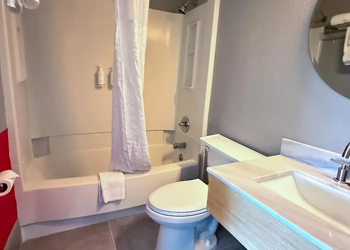 Super 8 By Wyndham Windsor