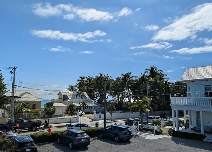 Southernmost Point Guest House&Garden Bar