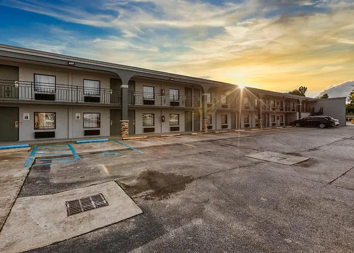 Clarion Pointe Decatur Downtown