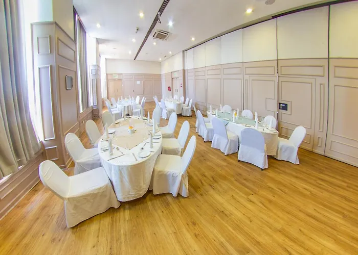 Cresta Jameson Hotel