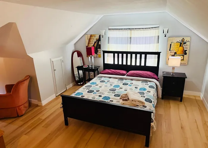 Artistic Apartment Near Downtown