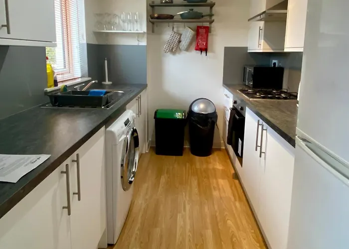 Cosy 2 Bedroom Home With Free Parking Near City