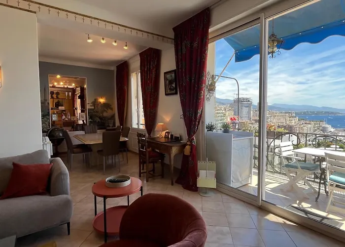 Plein coeur de Monaco, à 300 mètres à pied du port de Monaco, 4 pièces dans des escaliers vue mer exceptionnelle