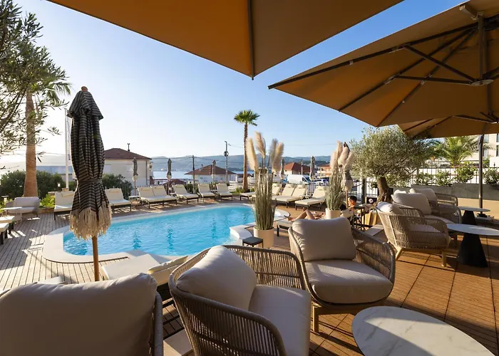 Hotel Vagabundo - Heated Pool , Stunning View & Breakfast