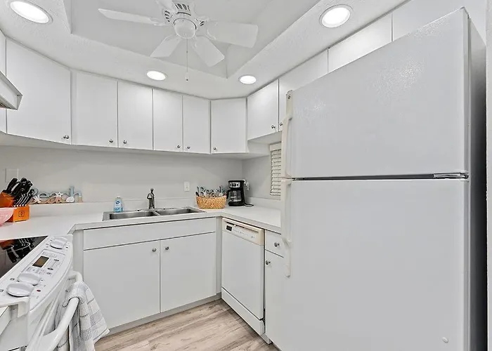 Siesta Key Escape Ground Floor Steps To Heated Pool And Free Trolley