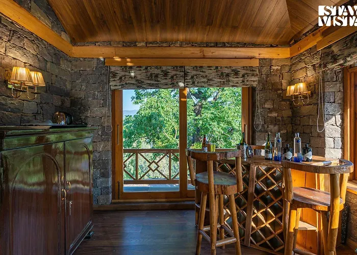 Stayvista'S Mountain Mirage - 4Bhk Mountain-View Villa With Home Theatre