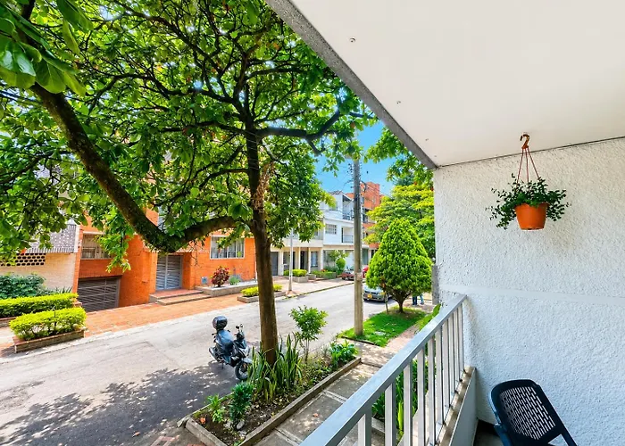 Loft cerca a Laureles, WIFI, cerca metro, con Balcón, GUARDA MALETAS GRATIS!!