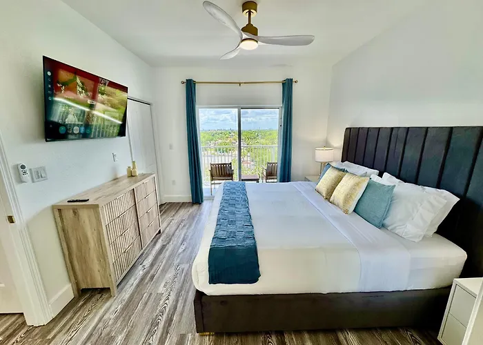Balcony Lake Views - Pool, Gym, Wifi & Parking