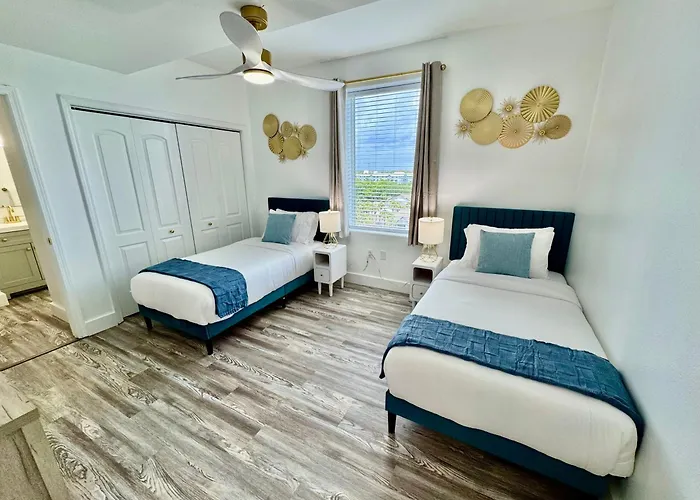 Balcony Lake Views - Pool, Gym, Wifi & Parking