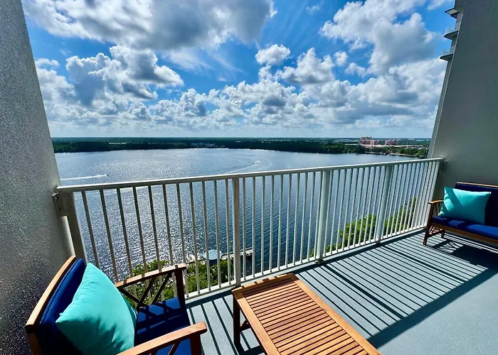 Balcony Lake Views - Pool, Gym, Wifi & Parking