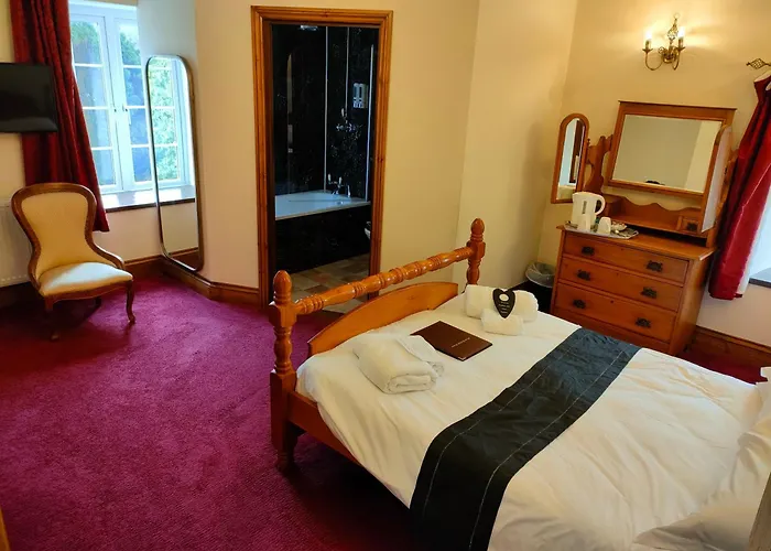 Two Bedroom Lodge & Hotel Rooms In The Country - Restaurant Bar Onsite