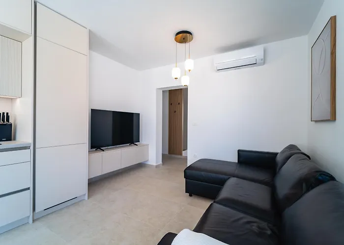 Lili Rose Mandre - Sea View & Beach 70M, Family Apartments