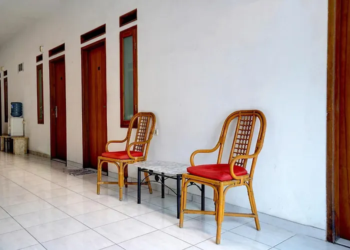 Oyo 92725 Regol Srimahi Residence