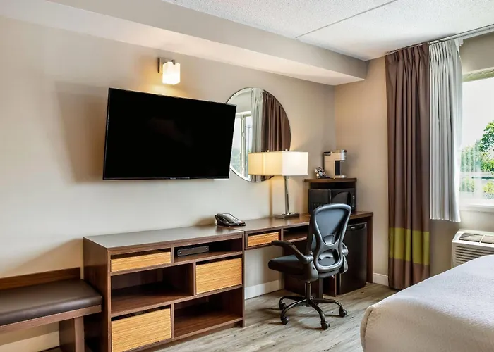 Super 8 By Wyndham Winnipeg West