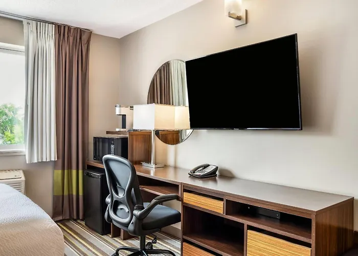 Super 8 By Wyndham Winnipeg West