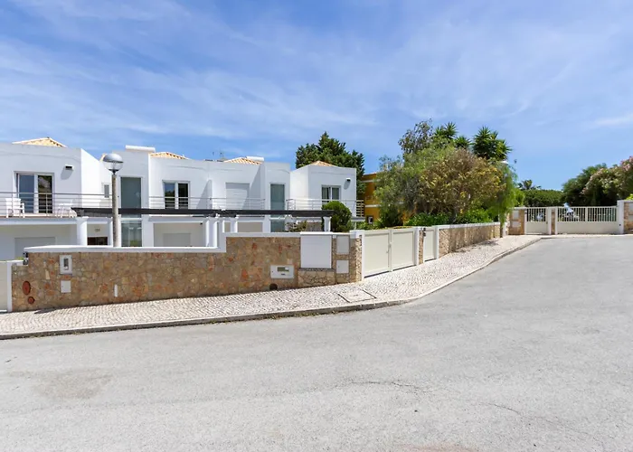 Pine Tree Seaside Apartments 500M To Beach