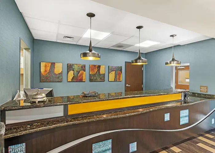 Best Western Plus Chain Of Lakes Inn & Suites