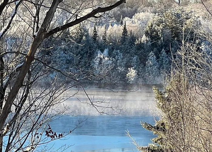 Quiet Bay Lakeside Escape